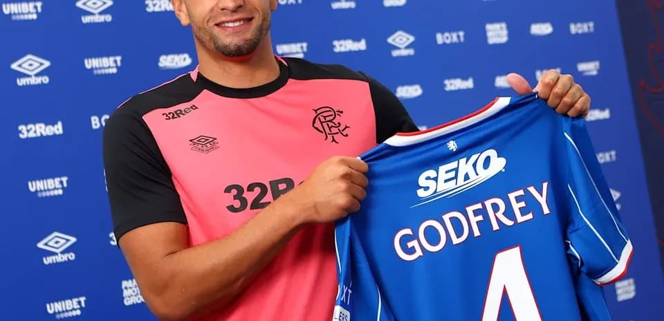 Jugador presenta camiseta de Rangers con su nombre
