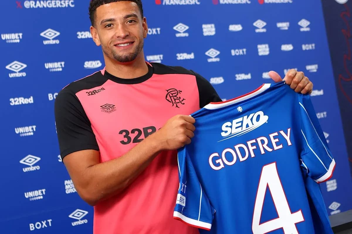 Jugador presenta camiseta de Rangers con su nombre