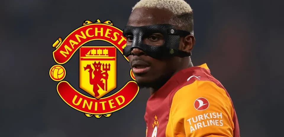 Jugador con máscara durante partido con logo de Manchester United