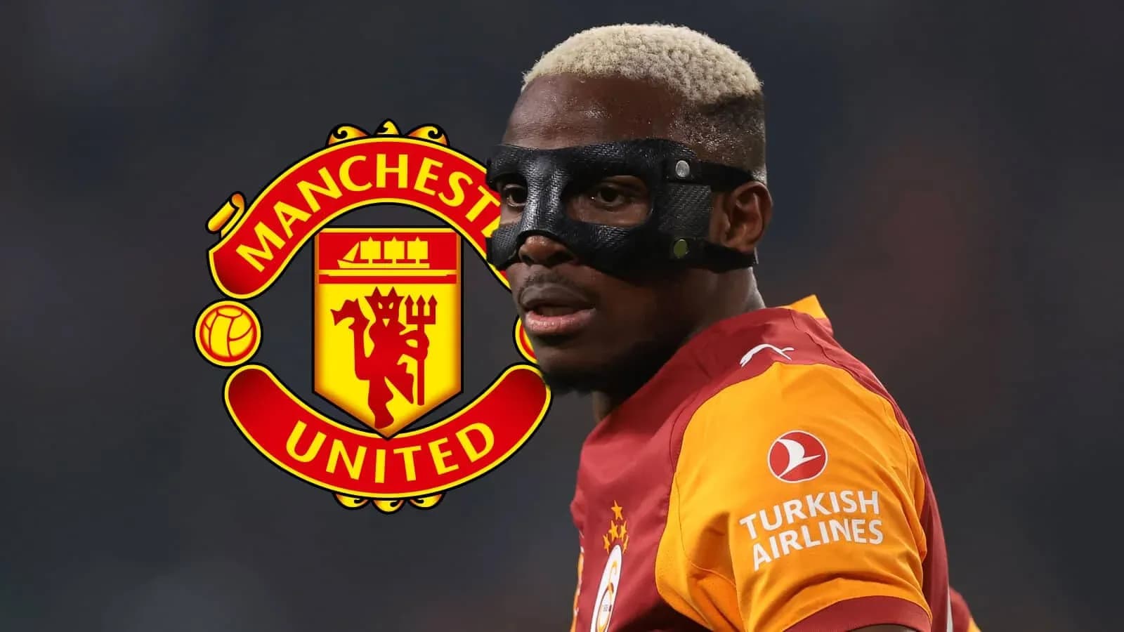 Jugador con máscara durante partido con logo de Manchester United