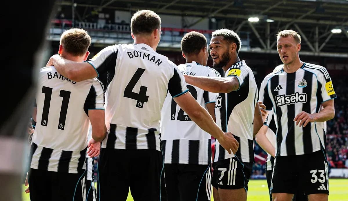 Jugadores de Newcastle celebrando un gol en el campo