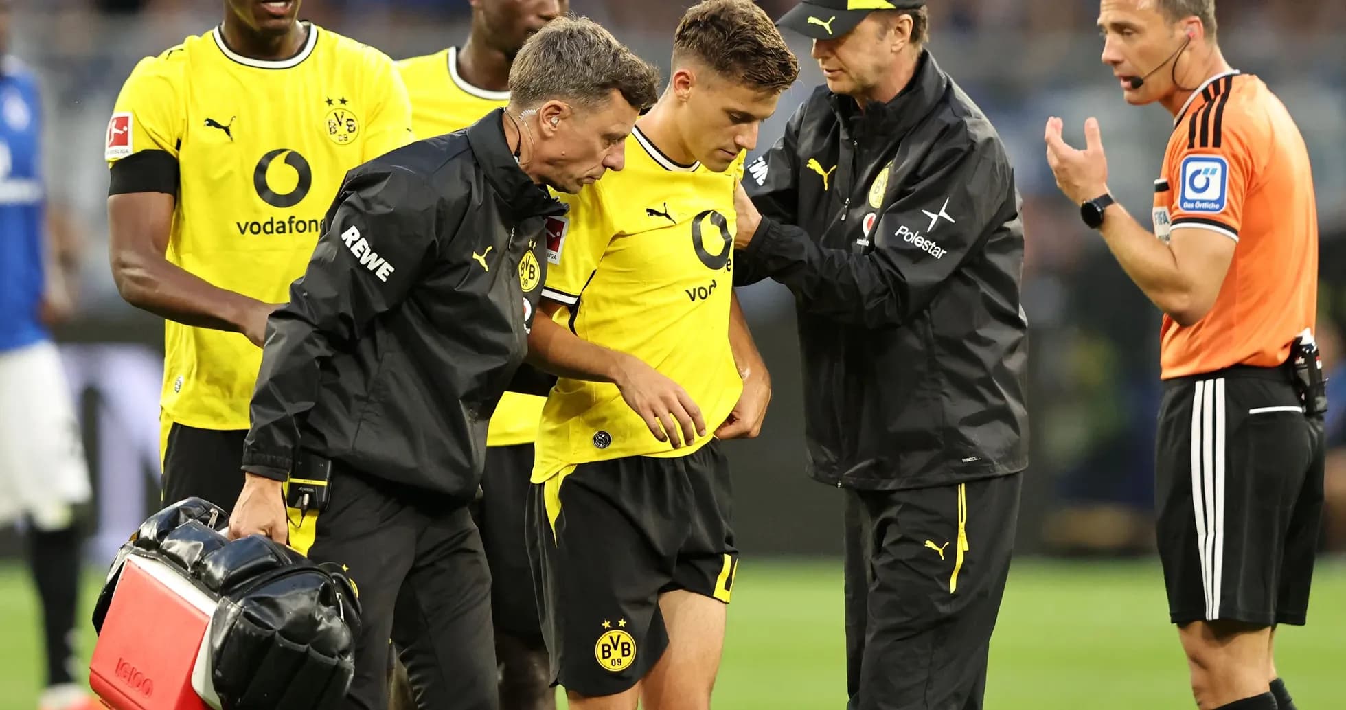 Jugador de Borussia Dortmund siendo atendido por médicos