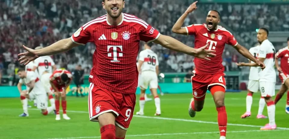 Kane celebra un gol con sus compañeros de Bayern