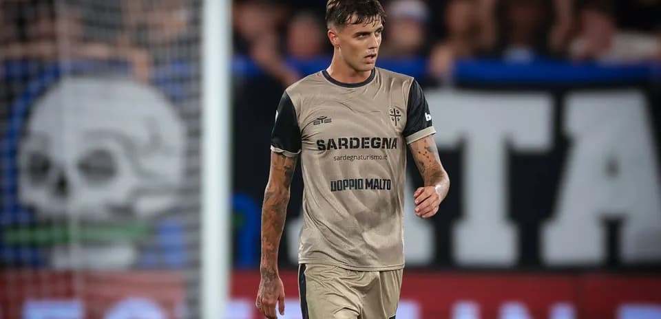 Jugador caminando en el campo con uniforme de fútbol