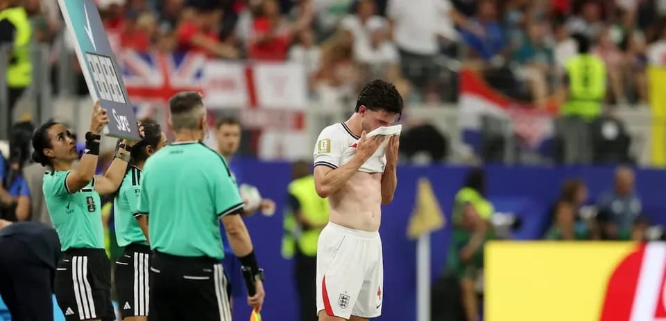 Jugador de Inglaterra limpiándose la cara en el partido