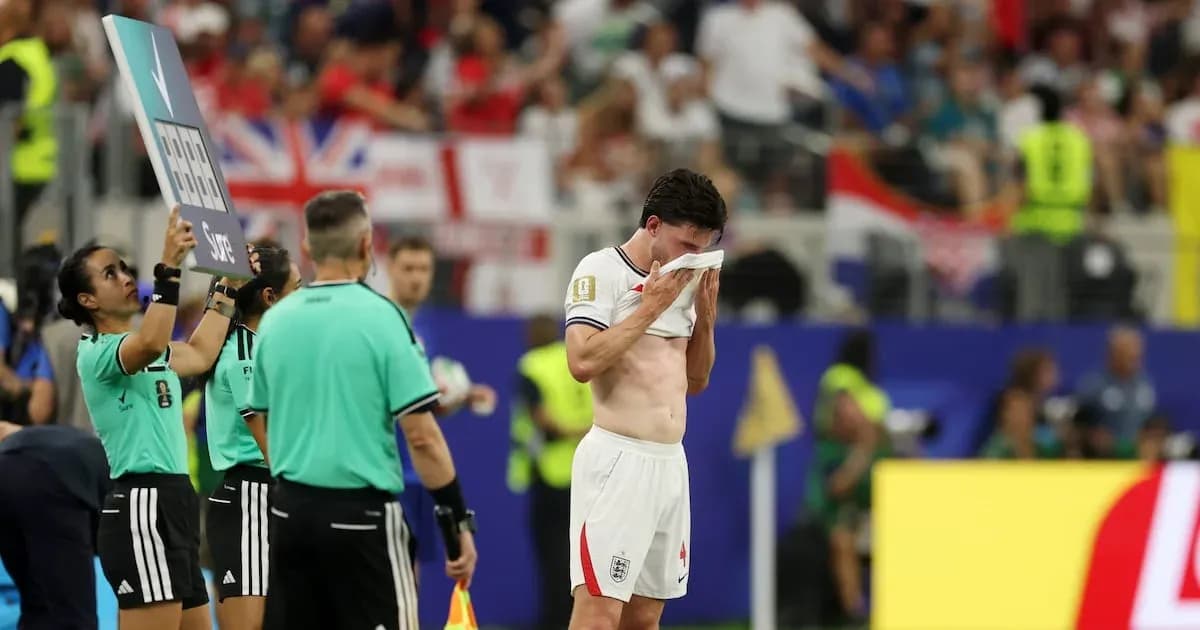 Jugador de Inglaterra limpiándose la cara en el partido