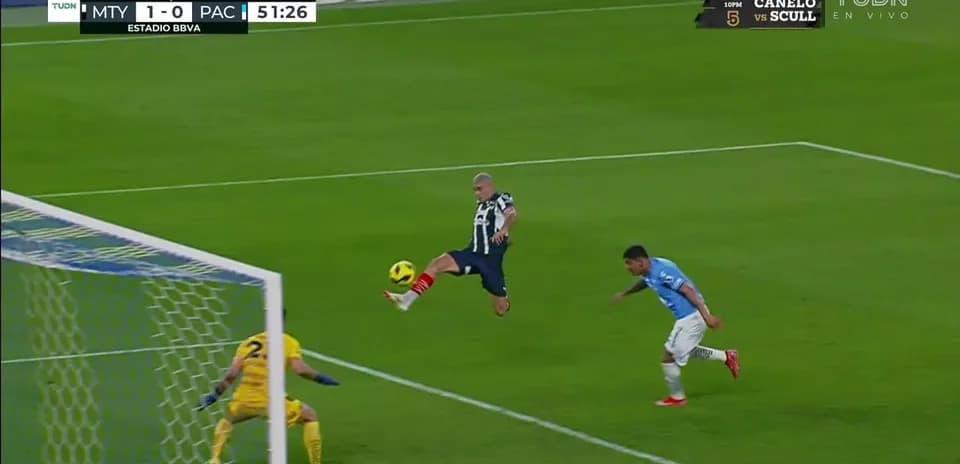 Jugador de Monterrey en acción durante el partido