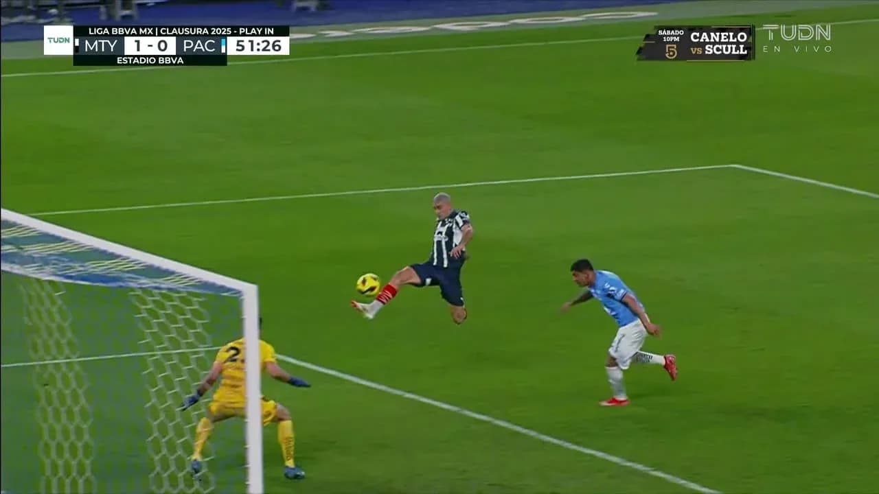 Jugador de Monterrey en acción durante el partido