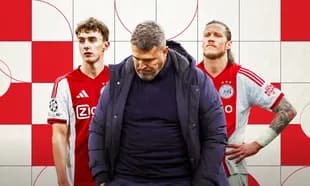 Jugadores de Ajax y entrenador en fondo gráfico