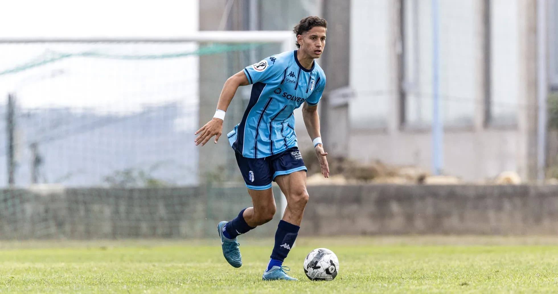 Jugador de Vizela U23 controlando el balón