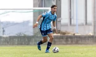 Jugador de Vizela U23 controlando el balón