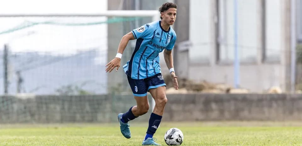 Jugador de Vizela U23 controlando el balón