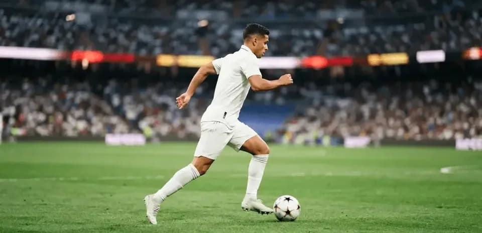 Jugador corriendo con el balón en el campo