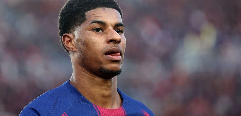 Jugador de fútbol en uniforme del FC Barcelona