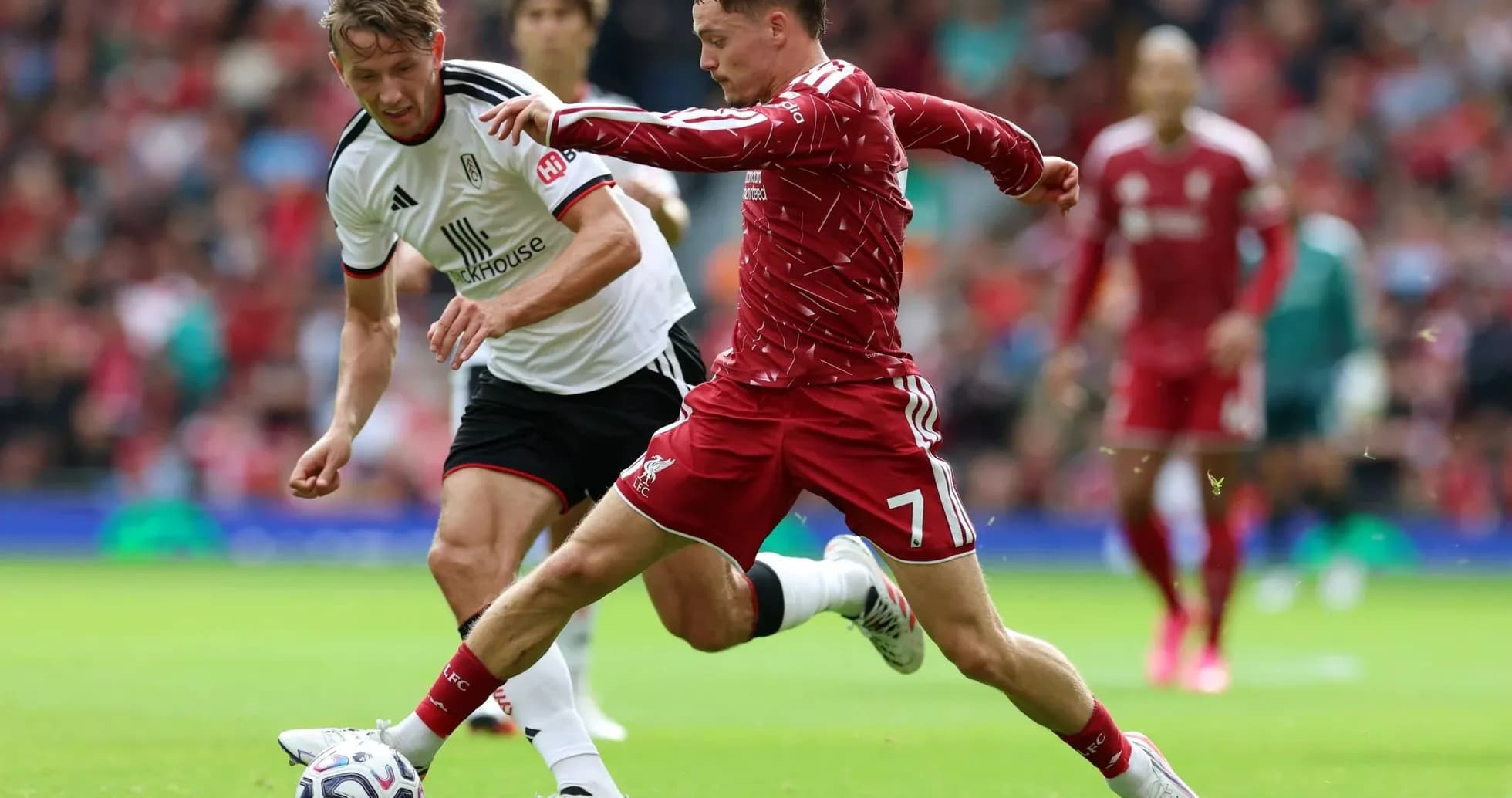 Jugador de Liverpool luchando por el balón