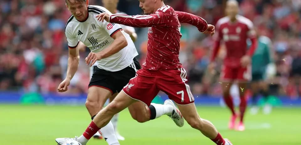 Jugador de Liverpool luchando por el balón
