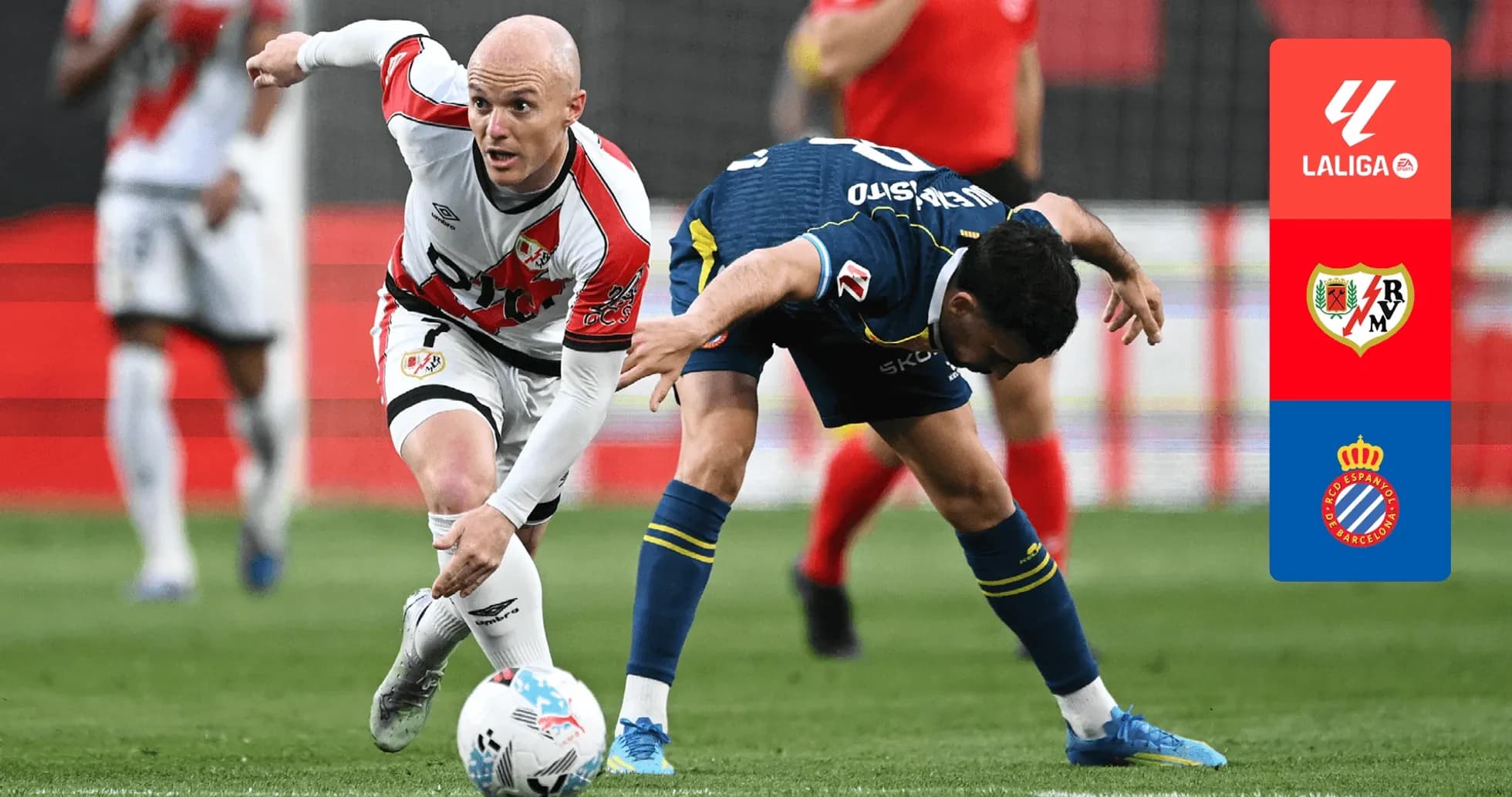 Jugadores de Rayo Vallecano y Espanyol en acción