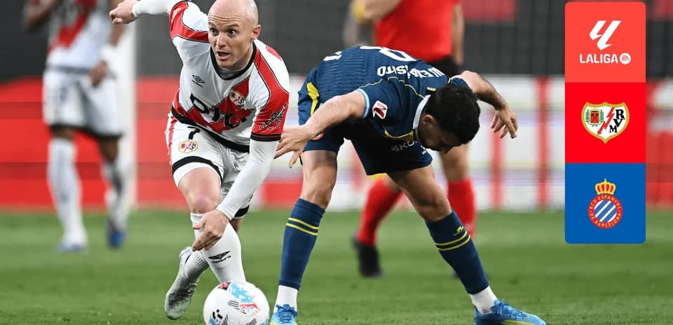 Jugadores de Rayo Vallecano y Espanyol en acción