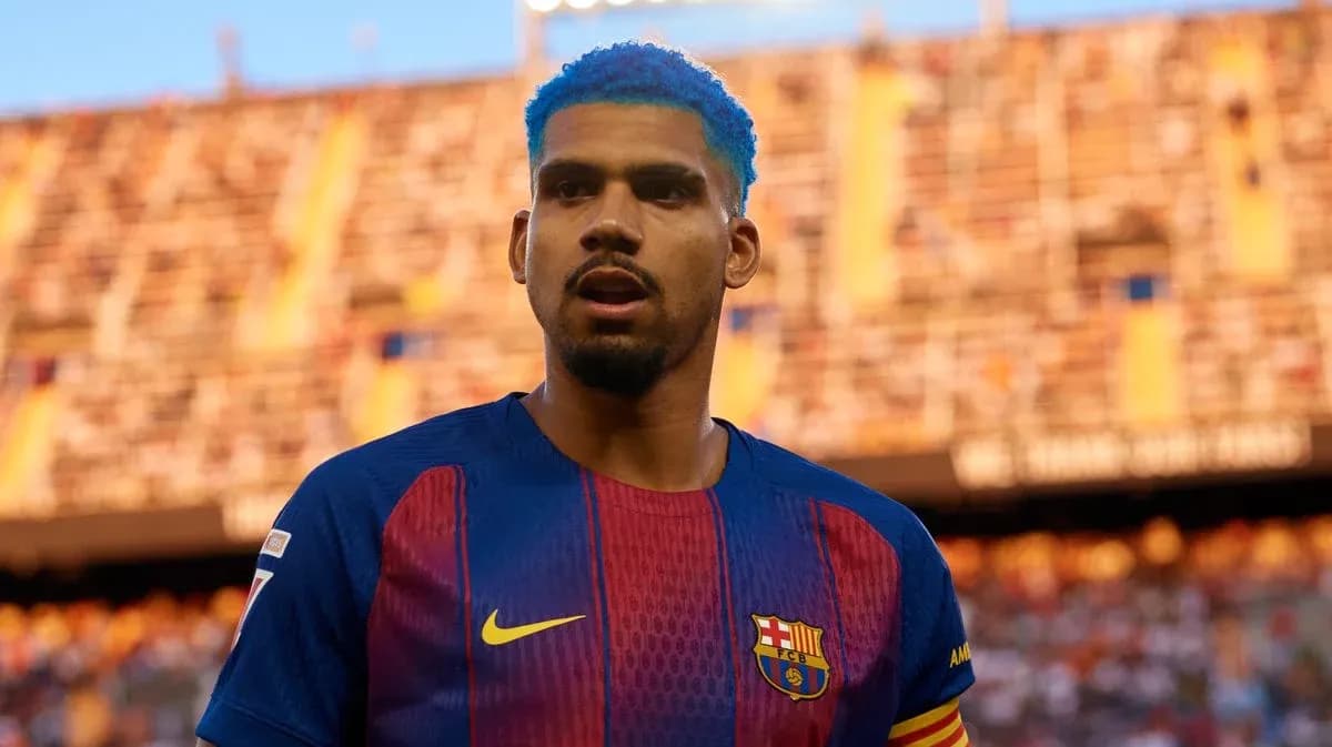 Jugador de fútbol con camiseta del Barcelona en estadio