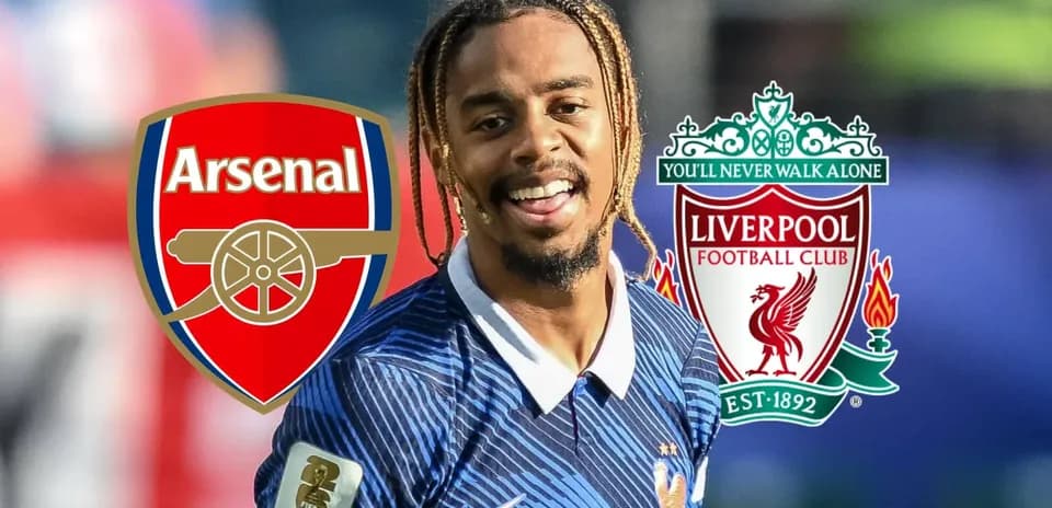 Jugador sonriendo entre logotipos de Arsenal y Liverpool