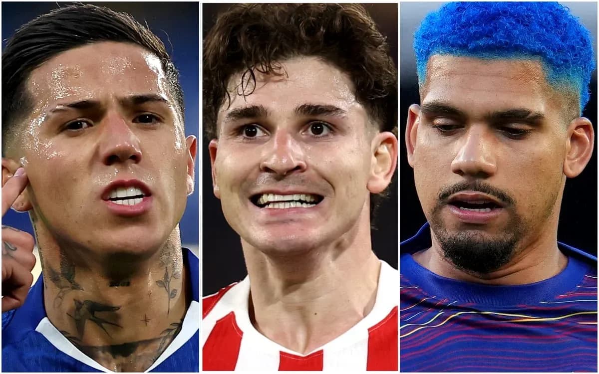 Tres jugadores de fútbol en primer plano