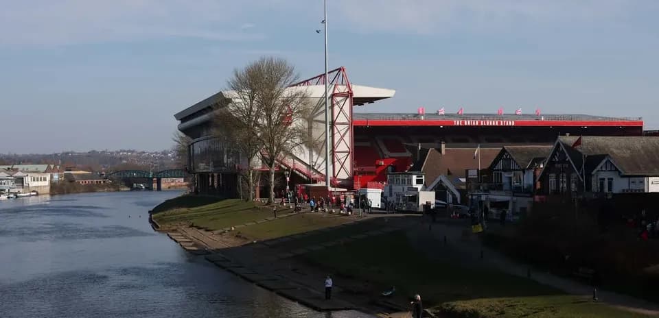 Estadio City Ground junto al río y espectadores