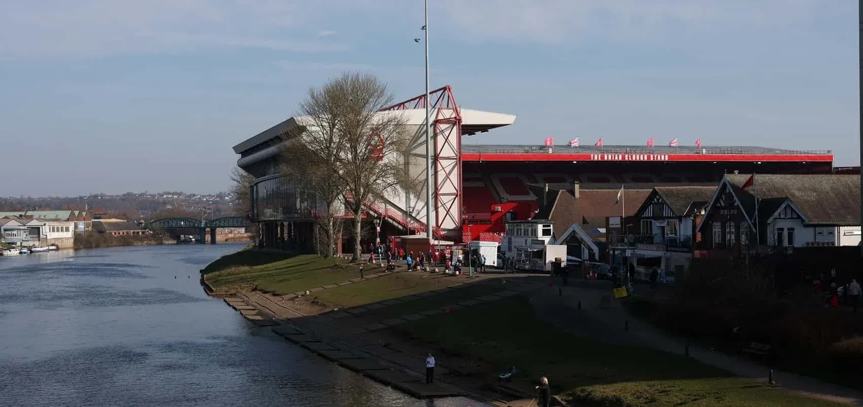 Estadio City Ground junto al río y espectadores