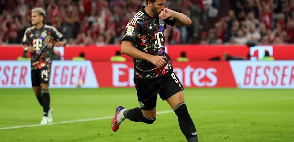 Jugador celebrando un gol en el estadio