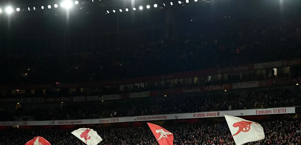 Aficionados con banderas en el estadio Emirates