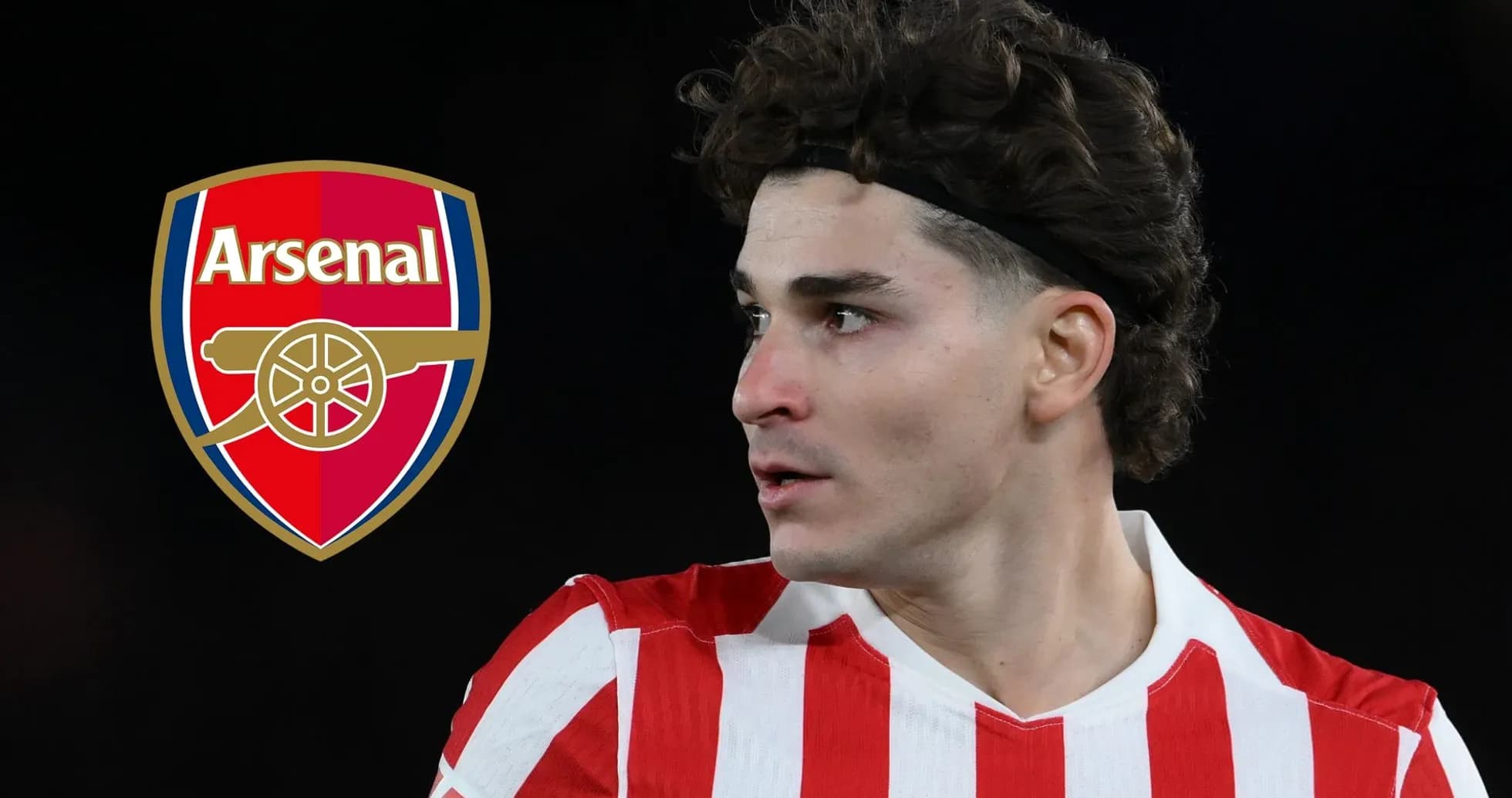 Jugador con camiseta rayada y escudo del Arsenal