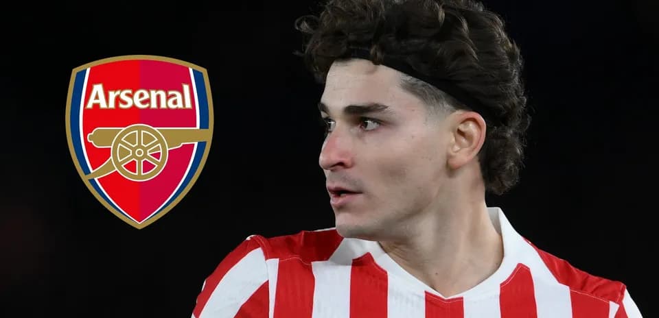 Jugador con camiseta rayada y escudo del Arsenal
