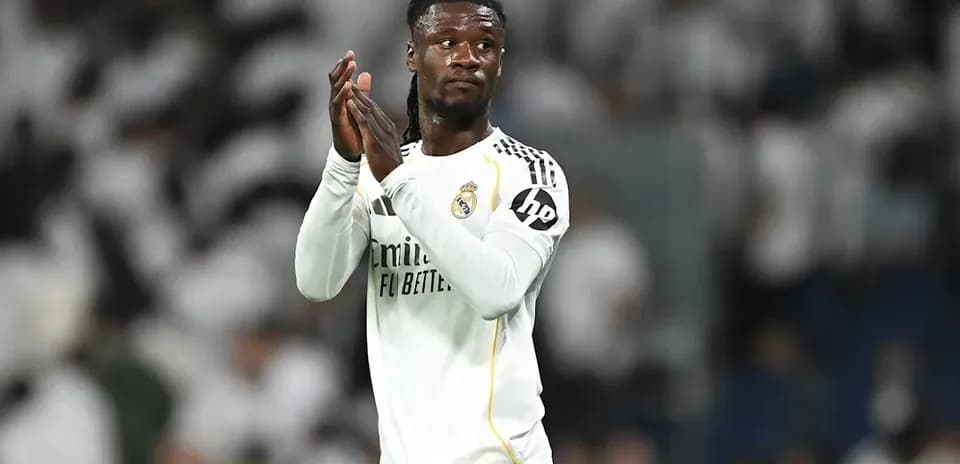 Jugador de Real Madrid aplaudiendo en el estadio
