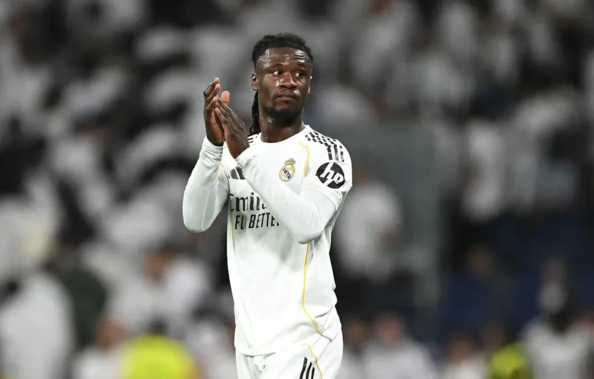 Jugador de Real Madrid aplaudiendo en el estadio