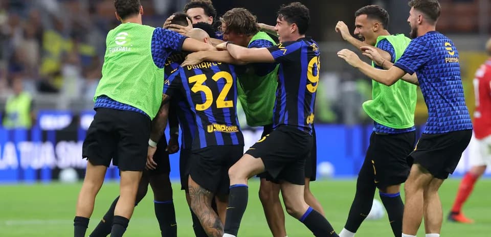 Jugadores celebrando un gol en el campo