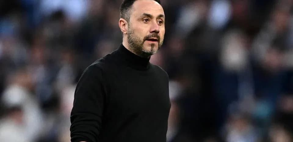 Entrenador observando el partido desde la línea de banda
