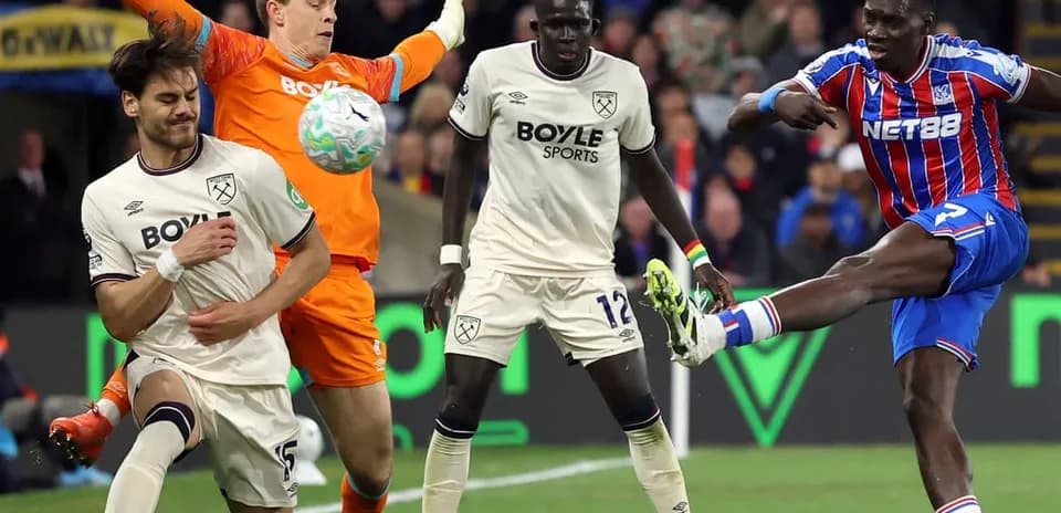 Jugador de Crystal Palace disparando a puerta