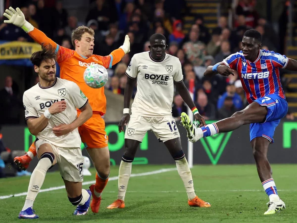 Jugador de Crystal Palace disparando a puerta