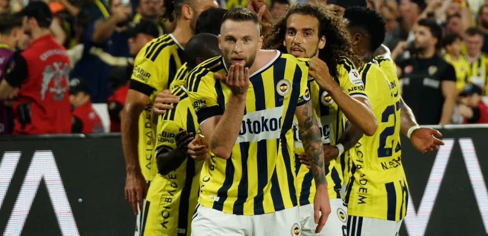 Jugadores de Fenerbahçe celebrando un gol en el estadio