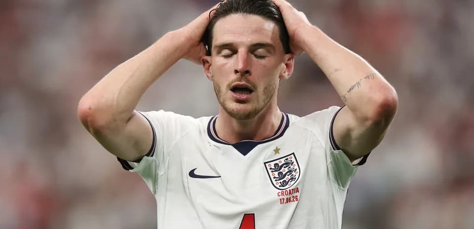 Jugador con camiseta de Inglaterra mostrando frustración