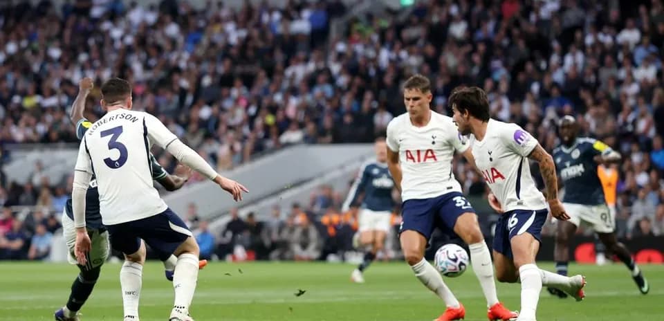 Jugadores del Tottenham defendiendo durante un partido