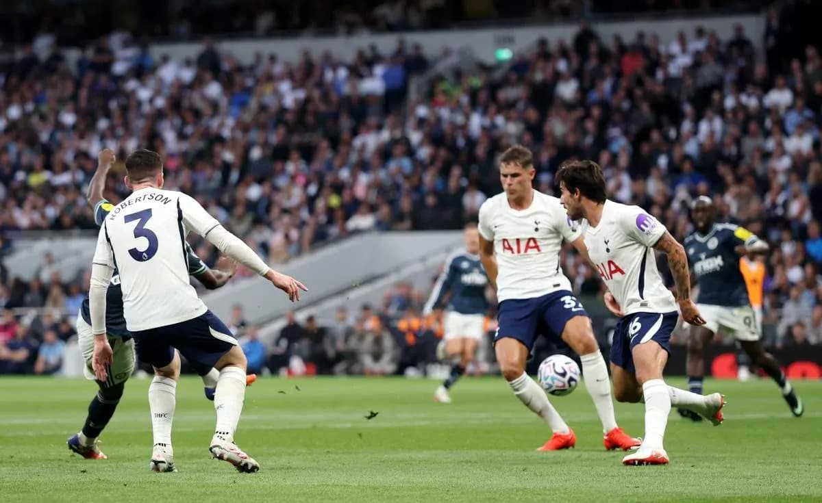 Jugadores del Tottenham defendiendo durante un partido