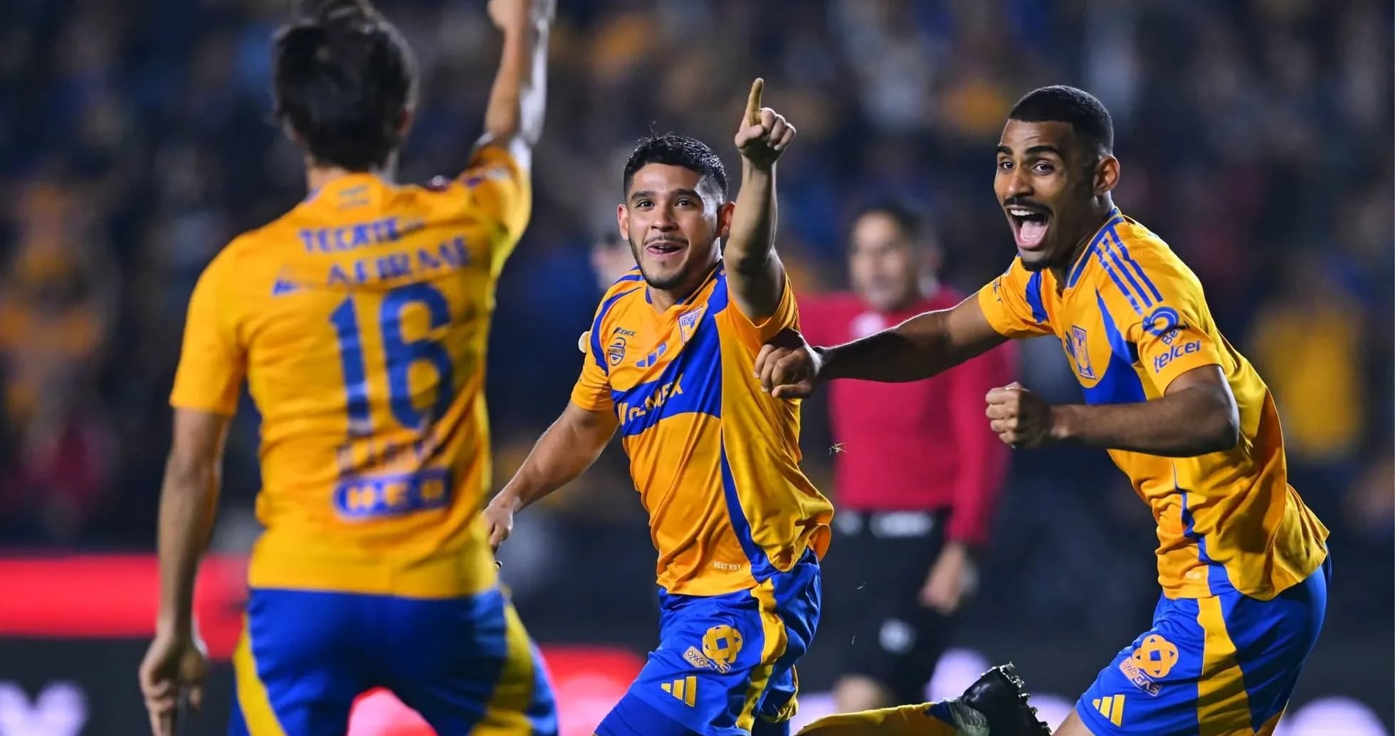 Jugadores de Tigres celebrando un gol