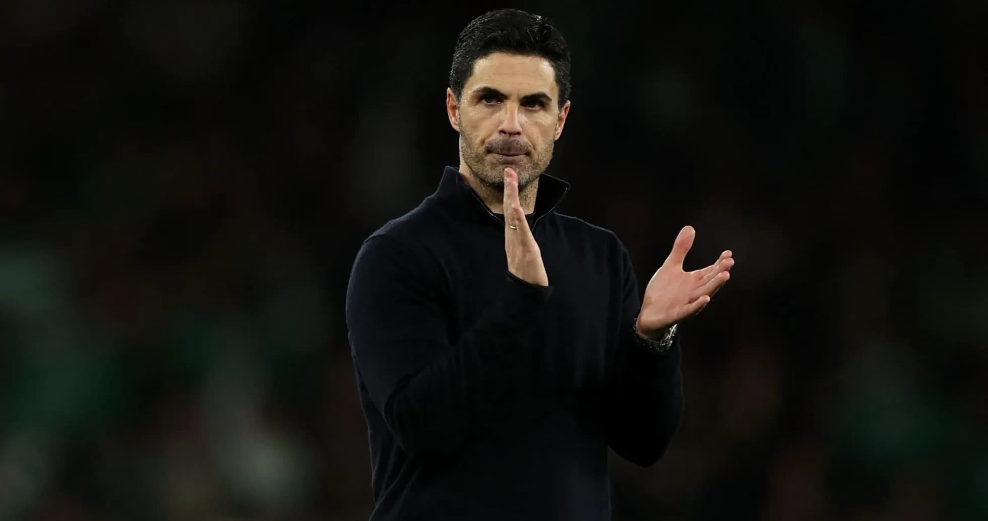 Entrenador aplaudiendo en el banquillo del partido