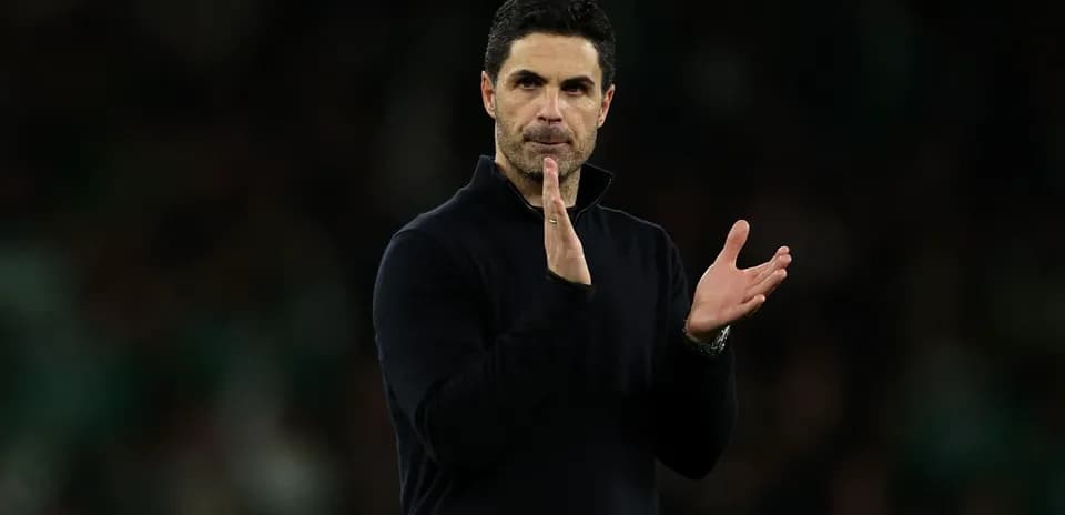 Entrenador aplaudiendo en el banquillo del partido