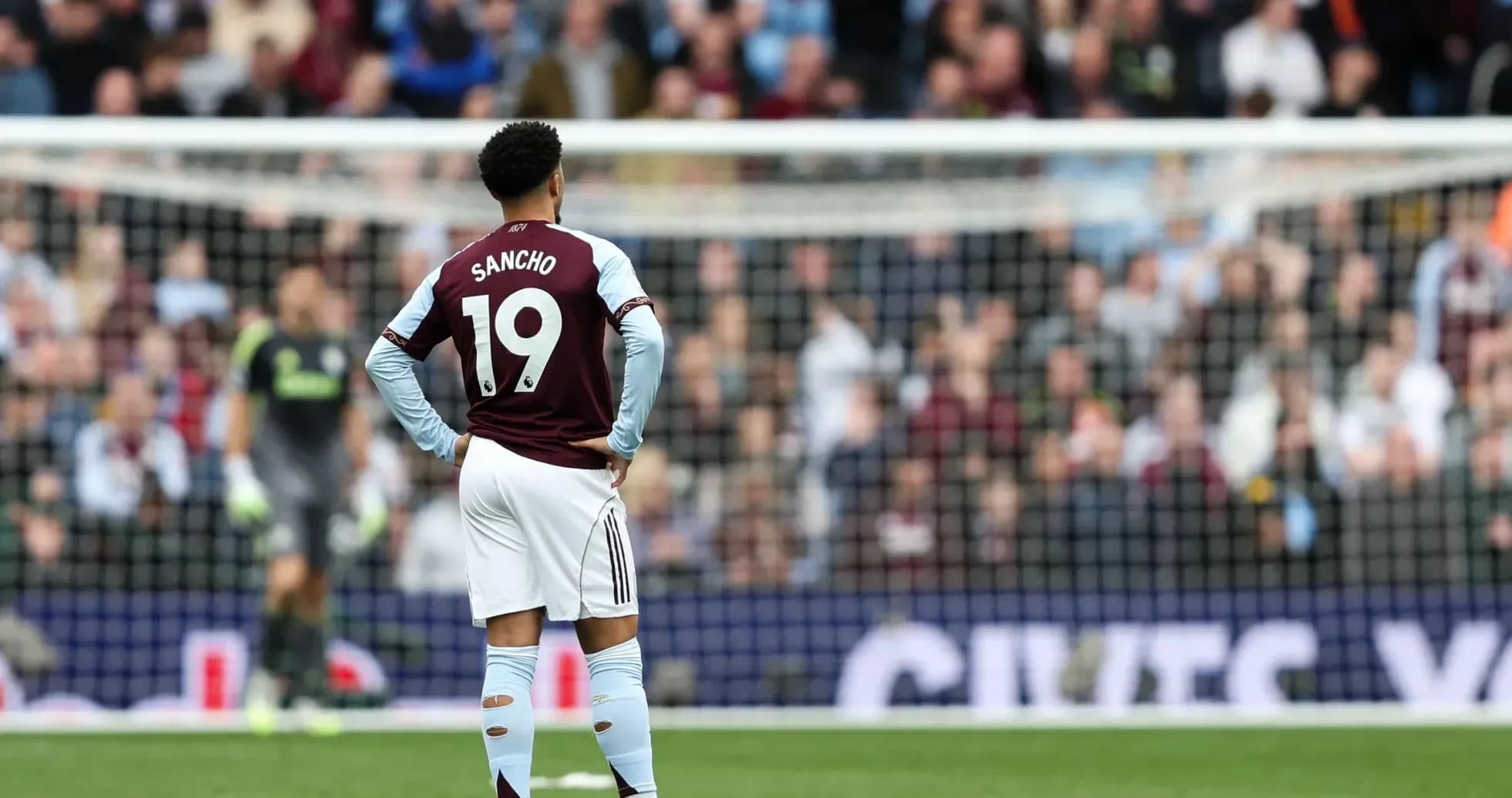 Jugador de Aston Villa en partido contra Sunderland