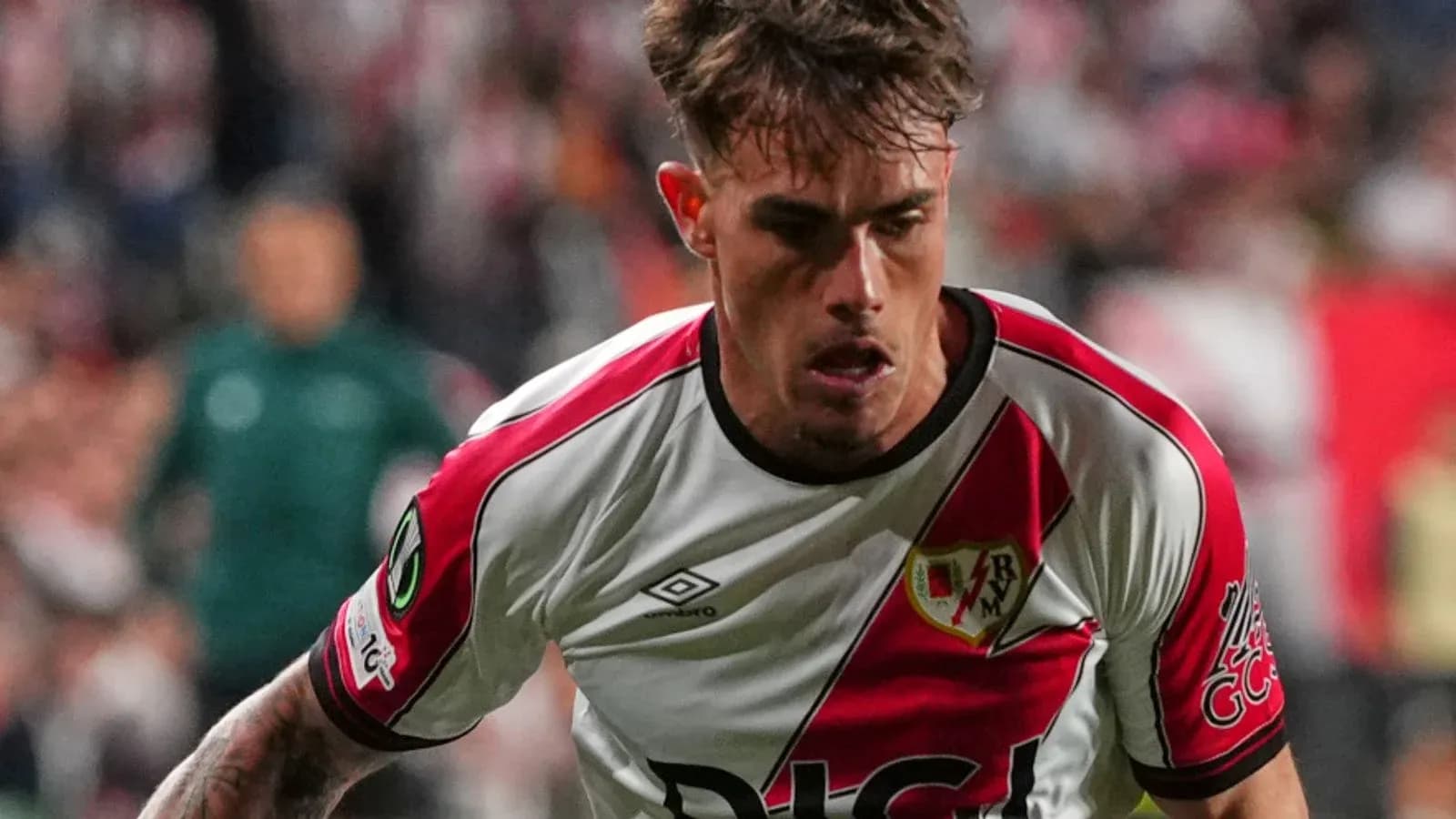 Jugador de Rayo Vallecano corriendo durante el partido