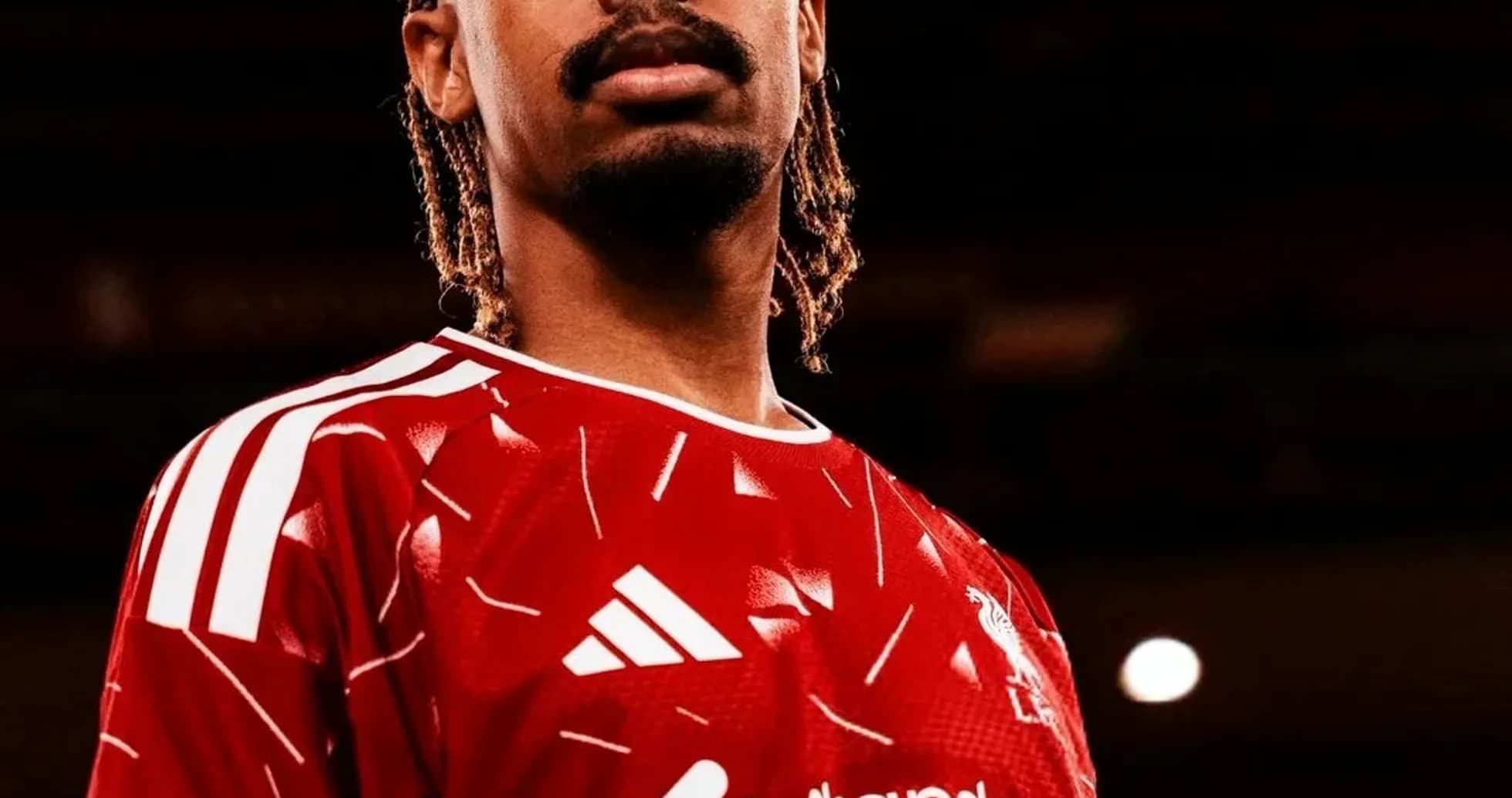Jugador de fútbol con camiseta roja posando