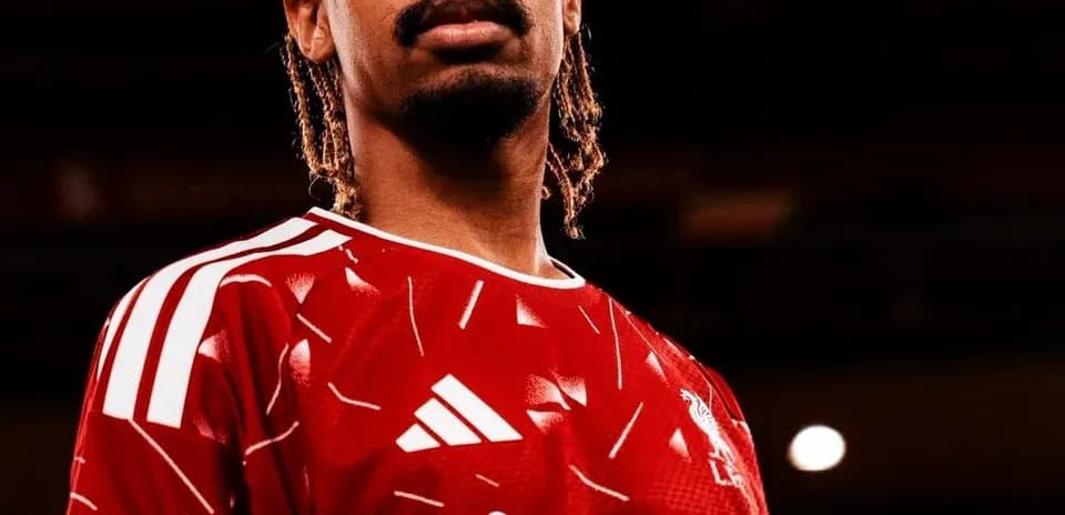 Jugador de fútbol con camiseta roja posando
