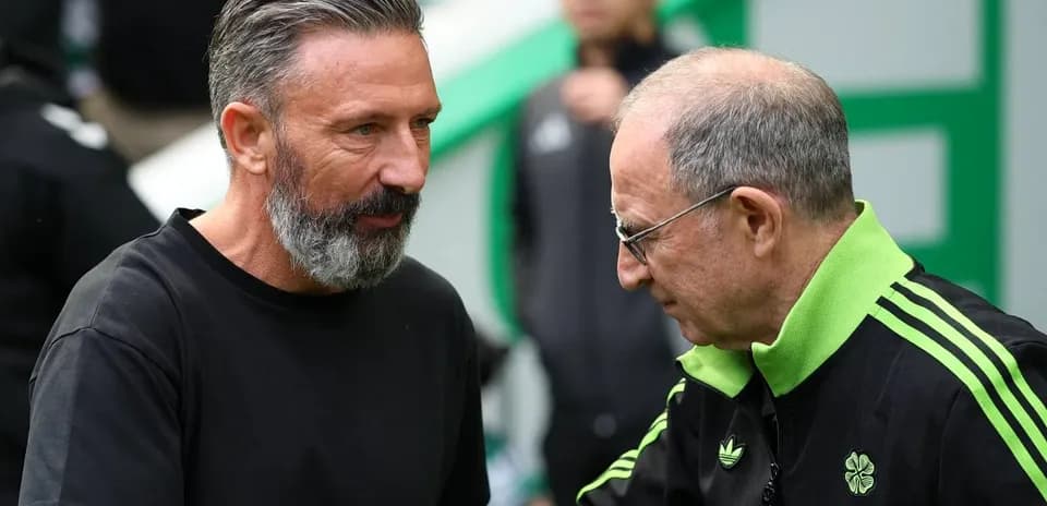Entrenadores saludando antes del partido en el estadio