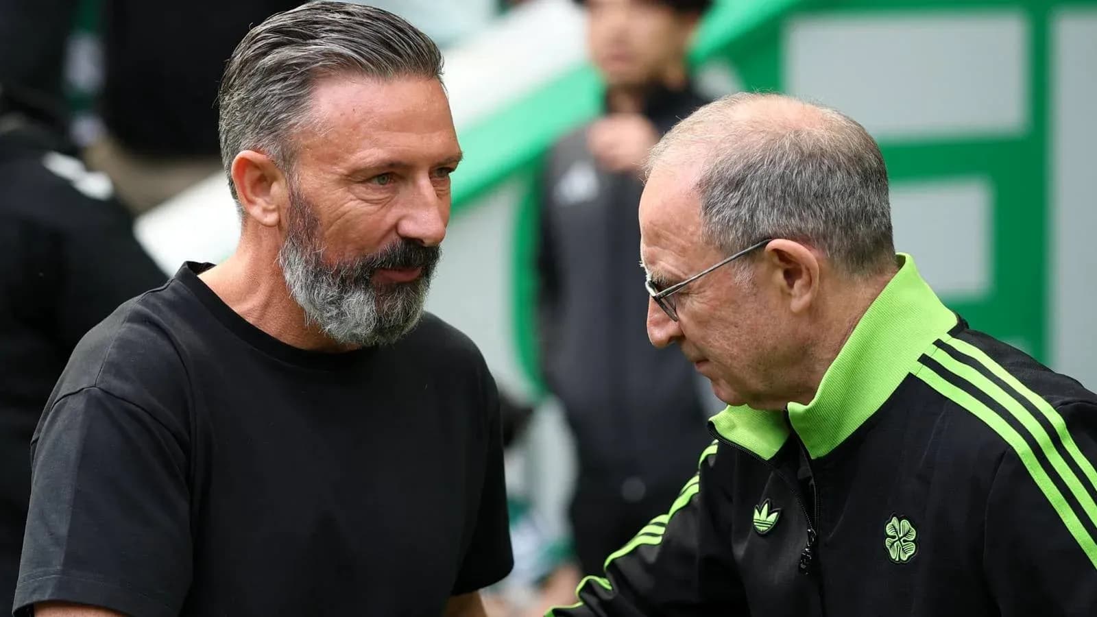Entrenadores saludando antes del partido en el estadio